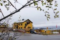 Abisko Guesthouse & Activities Hotel a 