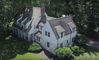 Four Mounds Inn