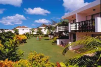 Plum Tree Club Hoteles cerca de Globe Drive-In