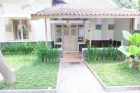 Ndalem Suratin Guesthouse Hoteles en Jetis