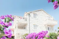 Barba Petra Dvori Apartments Hôtels à : Île de Brač
