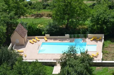Logis Hôtel Domaine les Falaises Hôtels à : Sarrazac