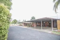 Charleville Motel - Parkplatz