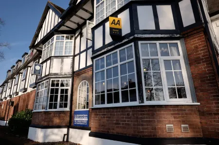 The Cathedral Hotel Отели рядом с достопримечательностью «Нешнел Мемориал Арборетум»