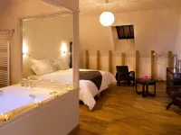Demeures & Châteaux Auberge de la Tour - Hôtel & Restaurants - Marcolès Auvergne โรงแรมในคานทัล