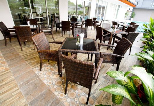 신수만 에어포트 스위트 호텔의 수영장