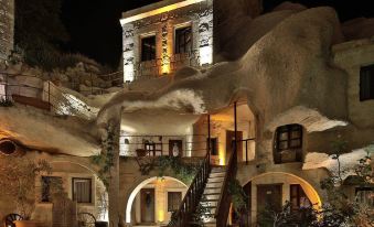 Shoestring Cave House
