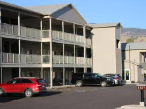 Yellowstone Big Rock Inn Hotels in Gardiner