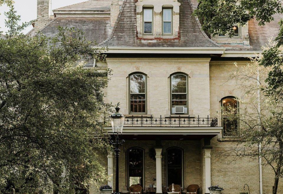 The Inn at Pine Terrace - Housity