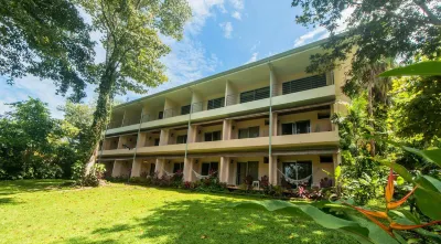 Karahe Beach Hotel Hotels near La Playita