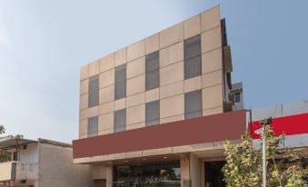 OYO 24253 Hotel Avirat Inn