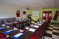 Enzo Hotels Pont-A-Mousson by Kyriad Direct فنادق في Lesmenils