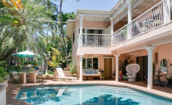 Old Lahaina House-Walk to Town & Beach! - Housity