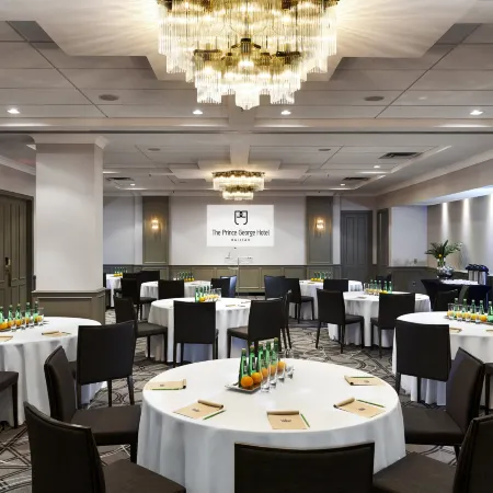 The Prince George Hotel Отели рядом с достопримечательностью «Арена «Скотиабанк-Сентер»»