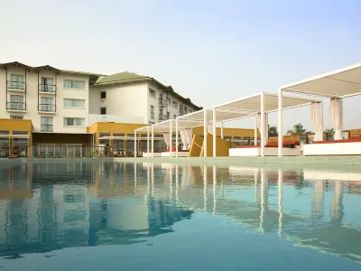 Novotel Cotonou Orisha Hôtels à proximité de : Mosquée du Rond-Point Gbegamey