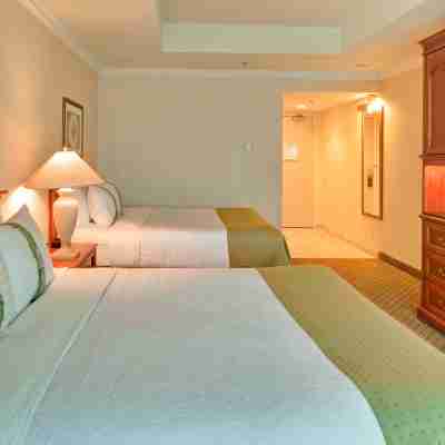 Holiday Inn & Suites Oakville at Bronte, an IHG Hotel Rooms