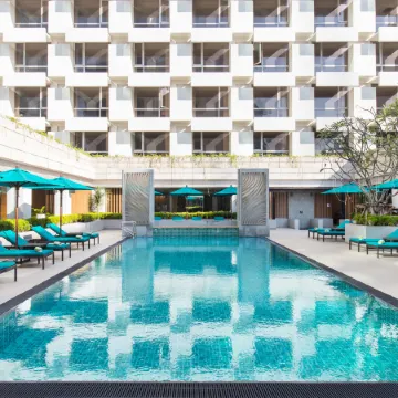 Holiday Inn BANGKOK by IHG Отели рядом с достопримечательностью «Станция надземного метро Chit Lom»