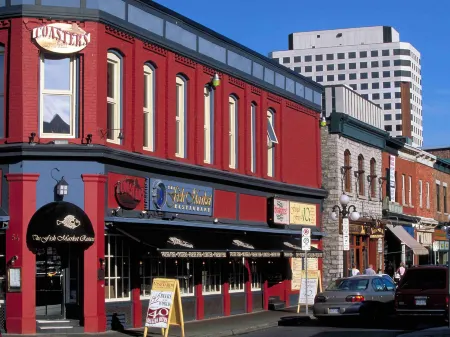 DoubleTree by Hilton Ottawa Downtown Отели рядом с достопримечательностью «Национальный военный мемориал Канады»