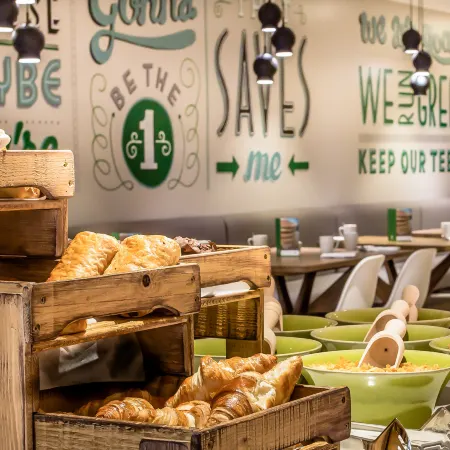 Holiday Inn LONDON - CAMDEN LOCK by IHG Отели рядом с достопримечательностью «Камден»