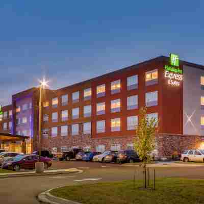 Holiday Inn Express & Suites Rice Lake Hotel Exterior