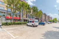 Vienna Hotel (Shou County Jingrun Central City) - parking