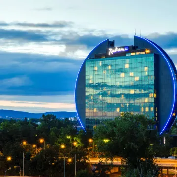 Radisson Blu Hotel, Frankfurt am Main Отели рядом с достопримечательностью «Аквапарк "Ребштокбад"»