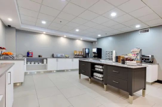 Country Inn & Suites by Radisson, Niagara Falls, on