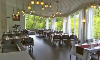 Vesterland Feriepark Hytter, Hotell og Leikeland