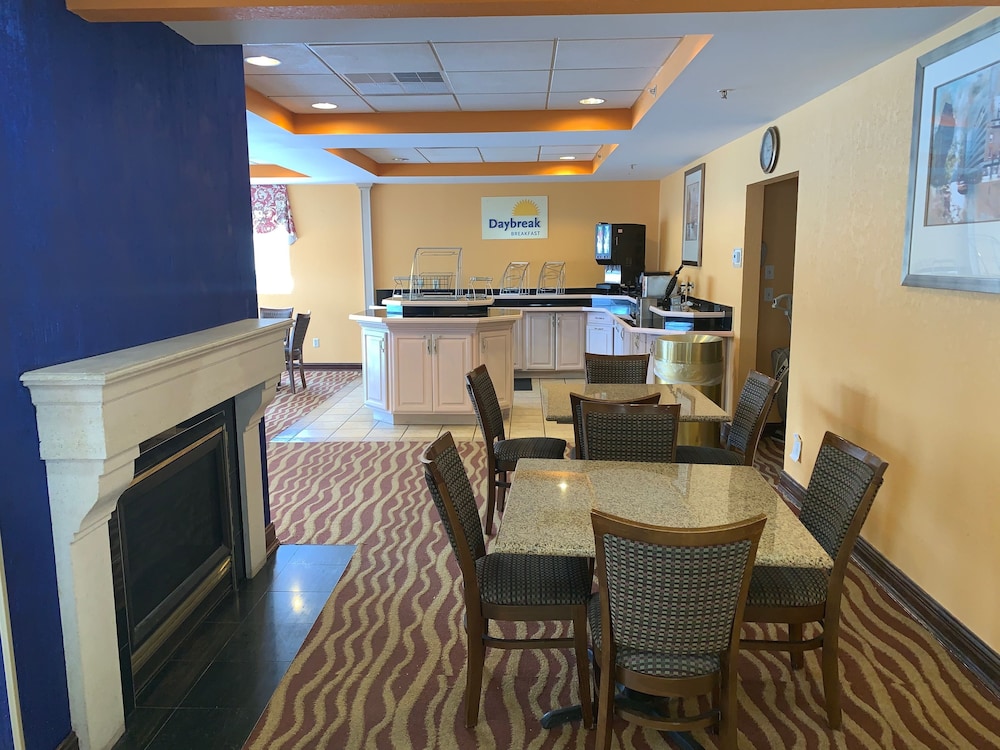 Days Inn & Suites by Wyndham Albany