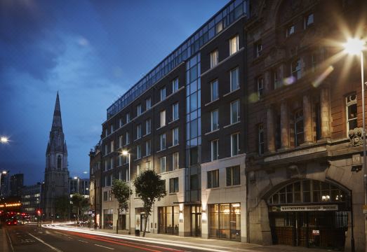 마린 워터루의 깔끔한 리셉션과 로비