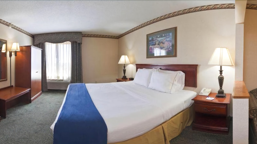 Holiday Inn Express & Suites Clinton, an Ihg Hotel