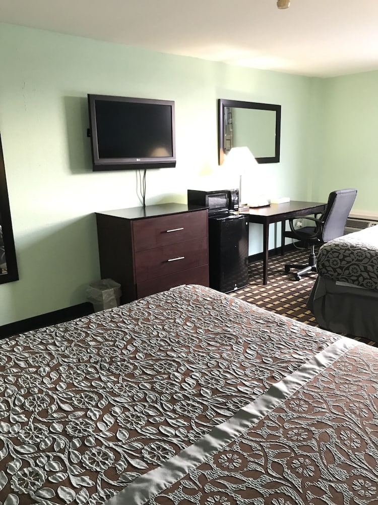 Days Inn by Wyndham Fort Wright Cincinnati Area