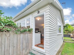 Sunny Grey Lynn Holiday Home