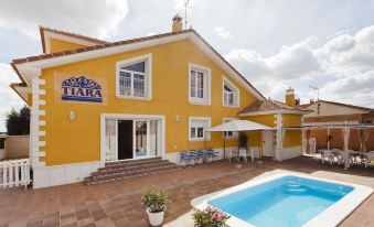 House with 6 Rooms in Nava de la Asunción, with Private Pool, Terrace, Enclosed Garden and Wifi