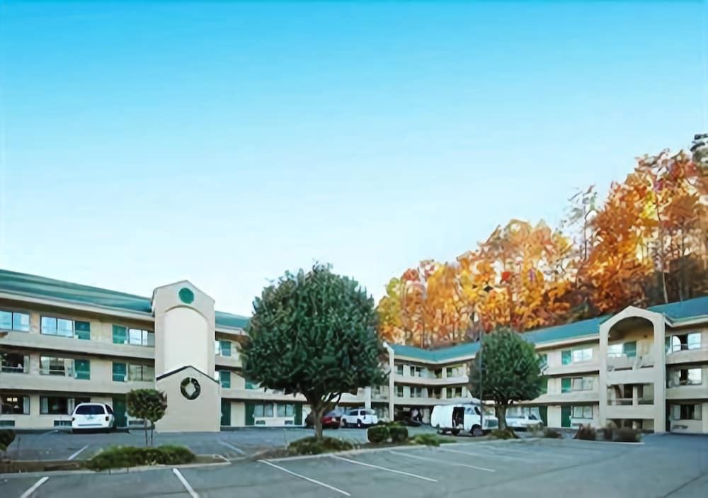 Quality Inn & Suites at Dollywood Lane