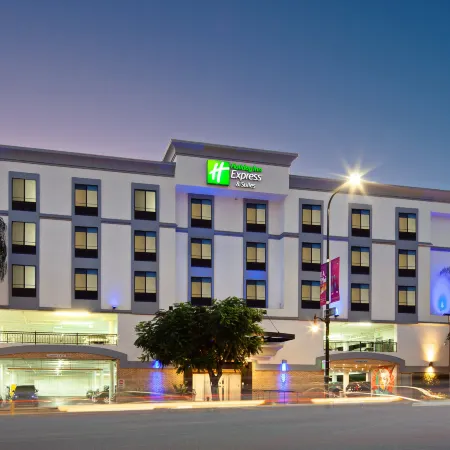 Holiday Inn Express & Suites HOLLYWOOD WALK OF FAME by IHG Отели рядом с достопримечательностью «Улица Сансет-стрип»