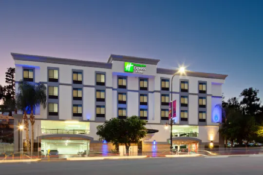 Holiday Inn Express & Suites HOLLYWOOD WALK OF FAME by IHG Отели рядом с достопримечательностью «Юниверсал Студиос Голливуд»