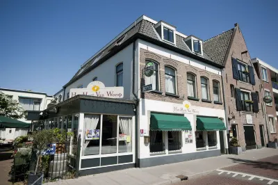 Het Hart van Weesp Hotels near H. Laurentius kerk
