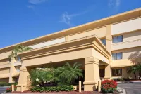 La Quinta Inn & Suites by Wyndham Tampa Fairgrounds - Casino - sarapan
