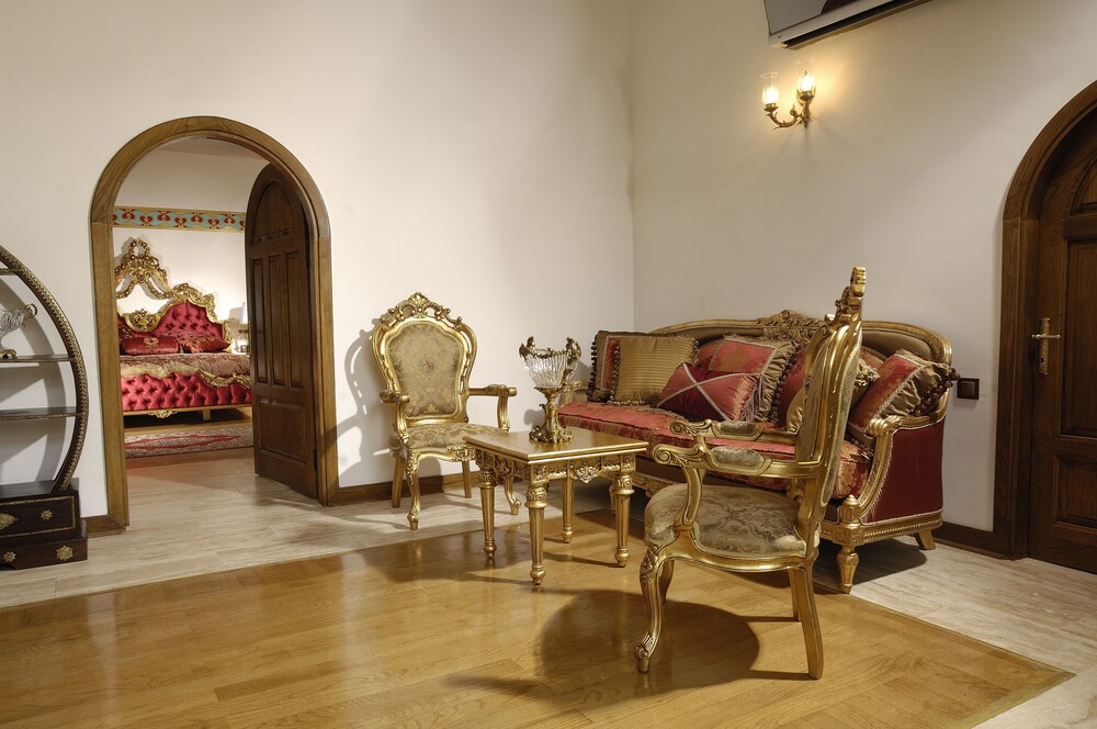 Cesme Kanuni Kervansaray Historical Hotel