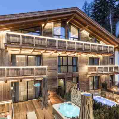 Hotel Montchalet Hotel Exterior