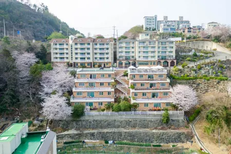 Home Fourest Resort Geoje Отели рядом с достопримечательностью «Коджедо»