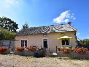 Peaceful Gite with Nice Garden and Swimming Pool