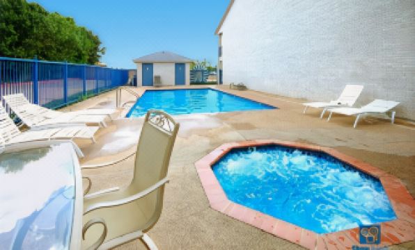 Days Inn by Wyndham Round Rock