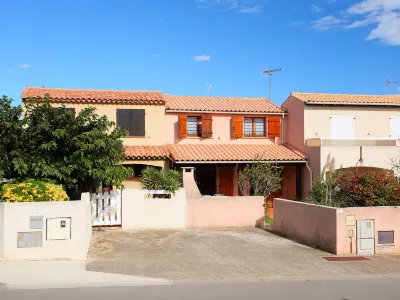 Les Colombes Hotels near Plage Saint Pierre La Mer