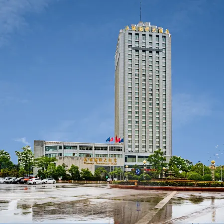 Xuanwei Xuanneng International Hotel (Railway Station)