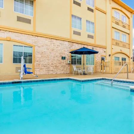 La Quinta Inn & Suites by Wyndham Ennis