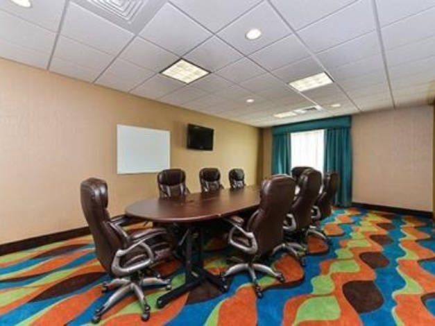 Holiday Inn Express & Suites Junction City