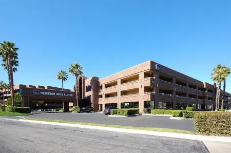 Best Western Plus Meridian Inn & Suites, Anaheim-Orange Отели рядом с достопримечательностью «Университет Чапман»