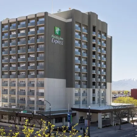 Holiday Inn Express & Suites BAKERSFIELD AIRPORT by IHG